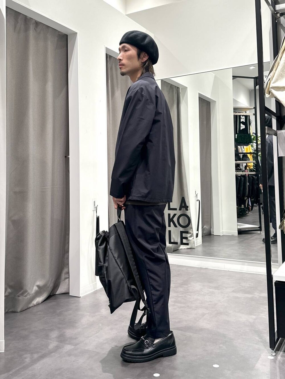 ブルー系のテーラードジャケット、ブラック系のローファー、ブルー系のニット/セーターを着用したメンズの冬コーディネートの3枚目の写真