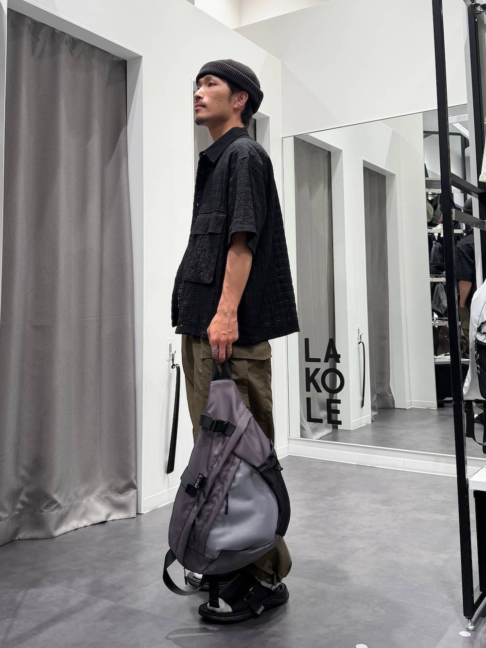 グレー系のTシャツ/カットソー、ブラック系のサンダル、グレー系のボディバッグ/ウエストポーチを着用したメンズの夏コーディネートの4枚目の写真