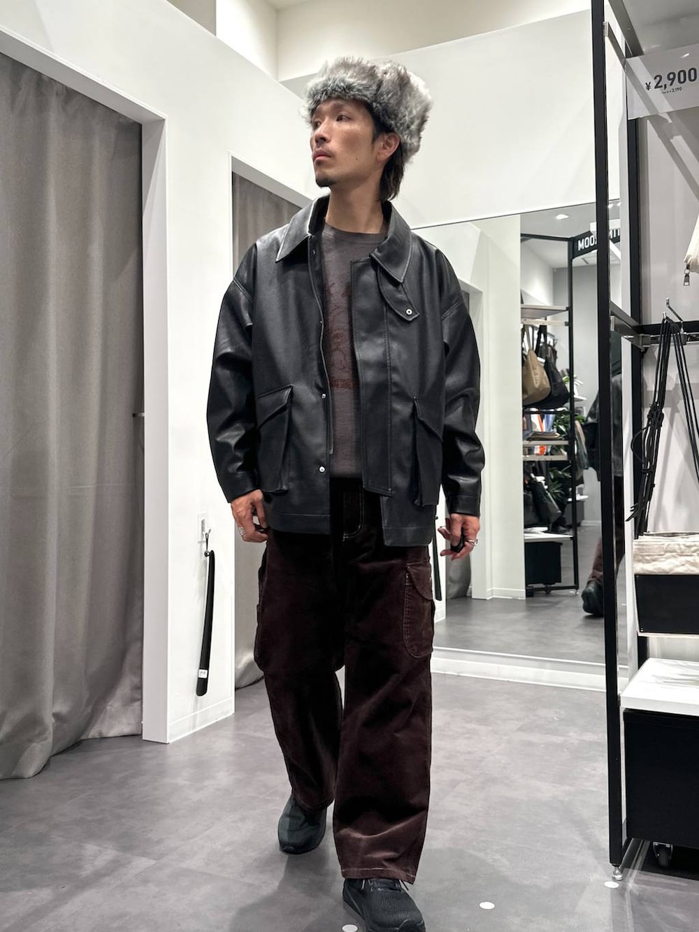 ブラック系のスニーカー、グレー系のニット/セーター、ブラック系のブルゾンを着用したメンズの秋コーディネートの2枚目の写真