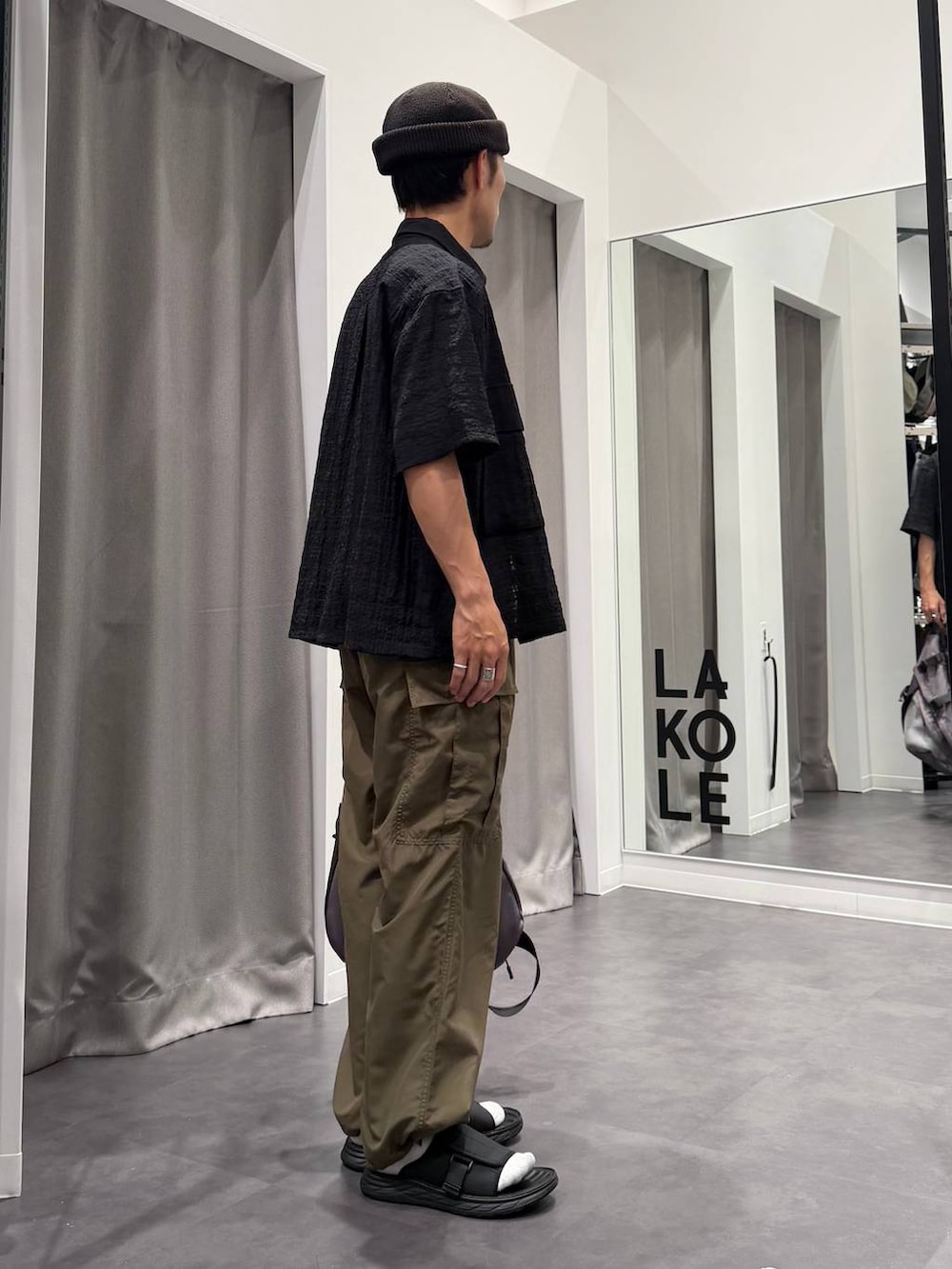 グレー系のTシャツ/カットソー、ブラック系のサンダル、グレー系のボディバッグ/ウエストポーチを着用したメンズの夏コーディネートの3枚目の写真