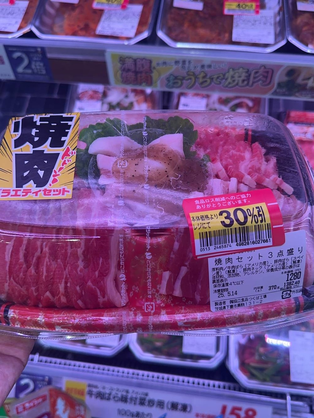 ブラック系のデニムパンツ、ホワイト系のTシャツ/カットソー、ブラック系のサンダルを着用したメンズの春コーディネートの2枚目の写真