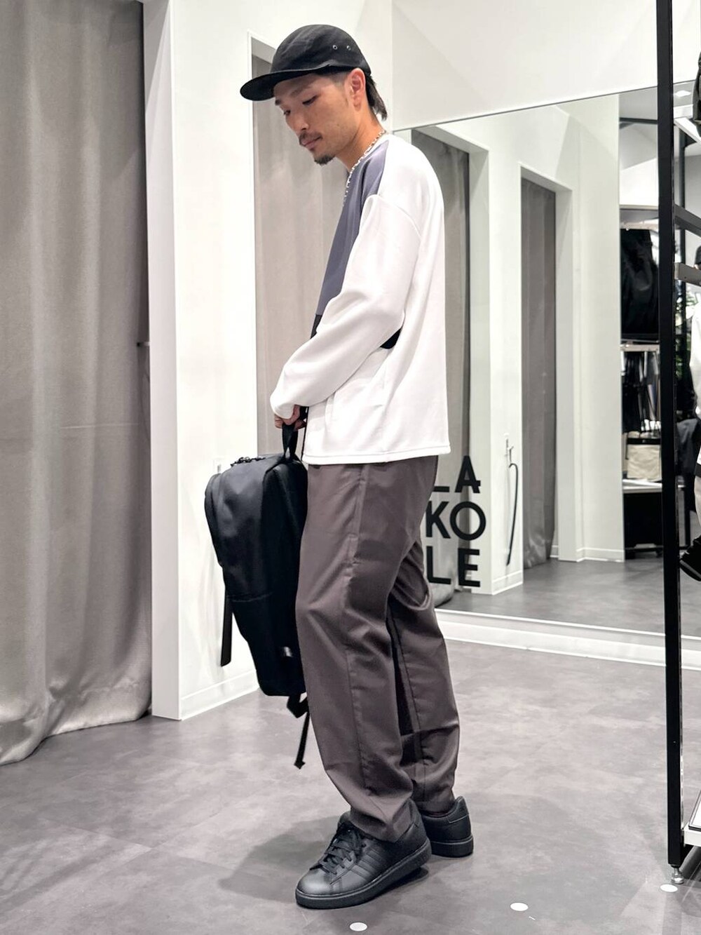 グレー系のその他パンツ、ブラック系のTシャツ/カットソー、ブラック系のバックパック/リュックを着用したメンズの秋コーディネートの3枚目の写真
