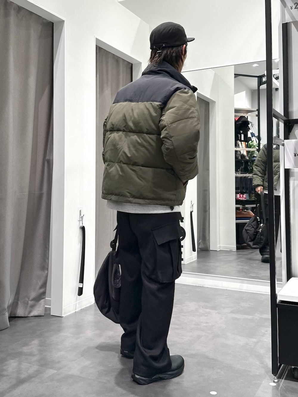 ブラック系のスニーカー、グリーン系のブルゾン、グレー系のスウェットを着用したメンズの冬コーディネートの4枚目の写真