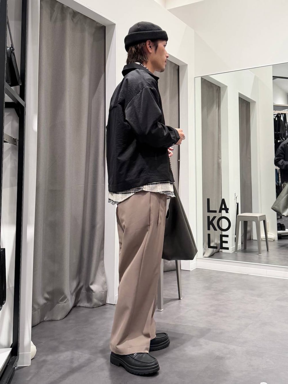 ブラック系のローファー、グレー系のトートバッグ、ホワイト系のTシャツ/カットソーを着用したメンズの春コーディネートの3枚目の写真