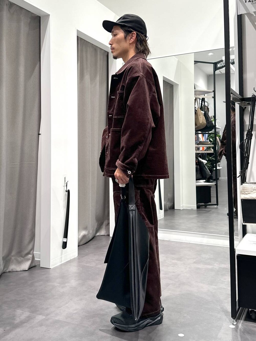 ブラック系のスニーカー、ブラック系のトートバッグ、グレー系のニット/セーターを着用したメンズの秋コーディネートの4枚目の写真