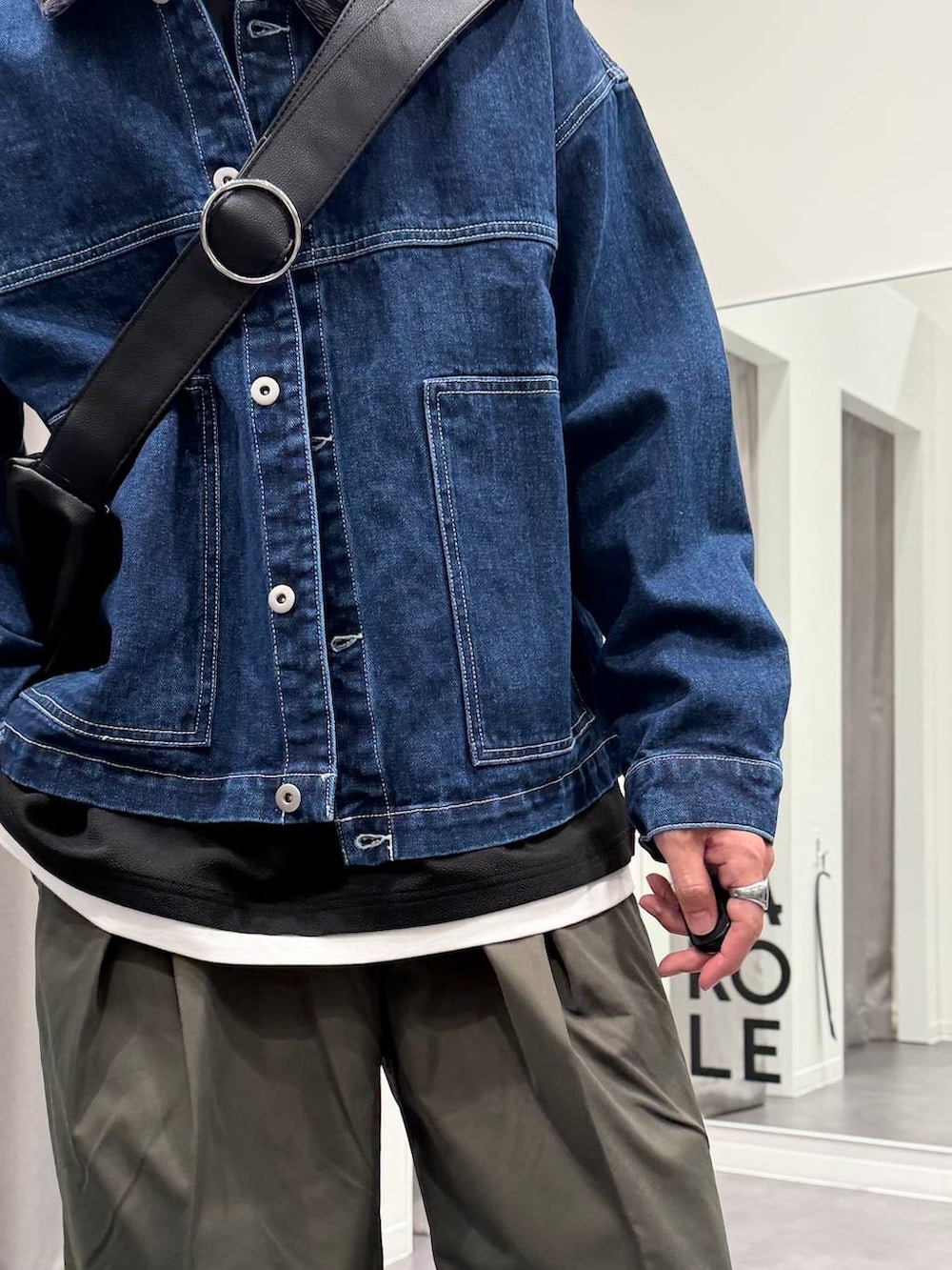 ブラウン系のローファー、ブラック系のショルダーバッグ、ブラック系のTシャツ/カットソーを着用したメンズの春コーディネートの6枚目の写真