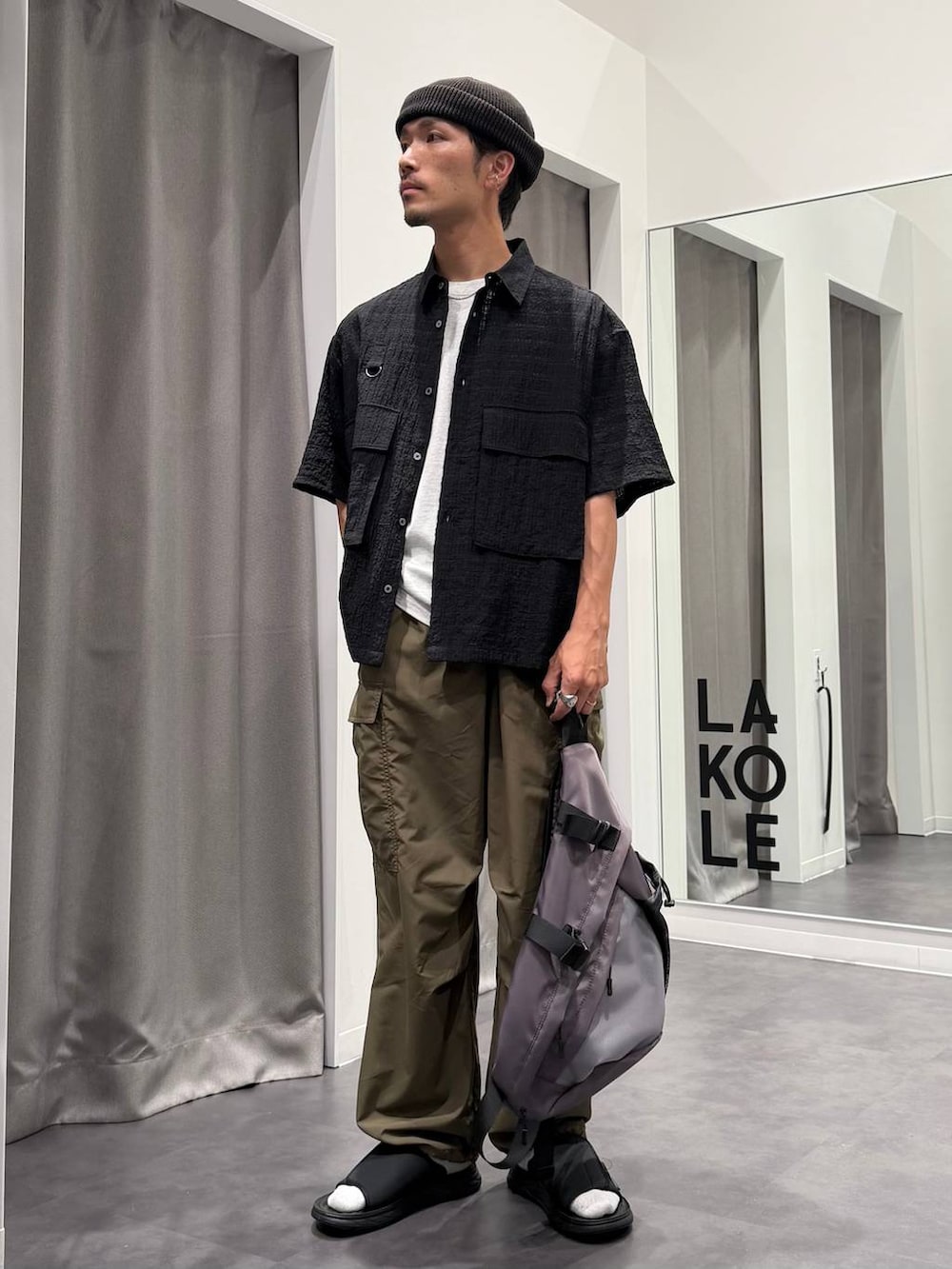グレー系のTシャツ/カットソー、ブラック系のサンダル、グレー系のボディバッグ/ウエストポーチを着用したメンズの夏コーディネートの5枚目の写真