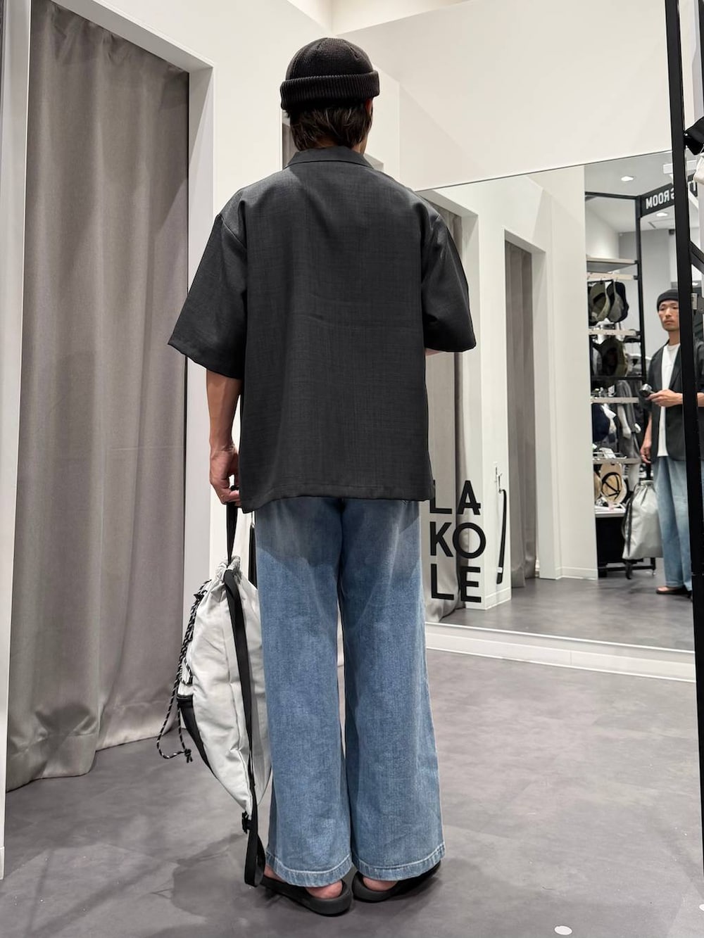 ブラック系のサンダル、ホワイト系のTシャツ/カットソー、ブルー系のデニムパンツを着用したメンズの春コーディネートの3枚目の写真