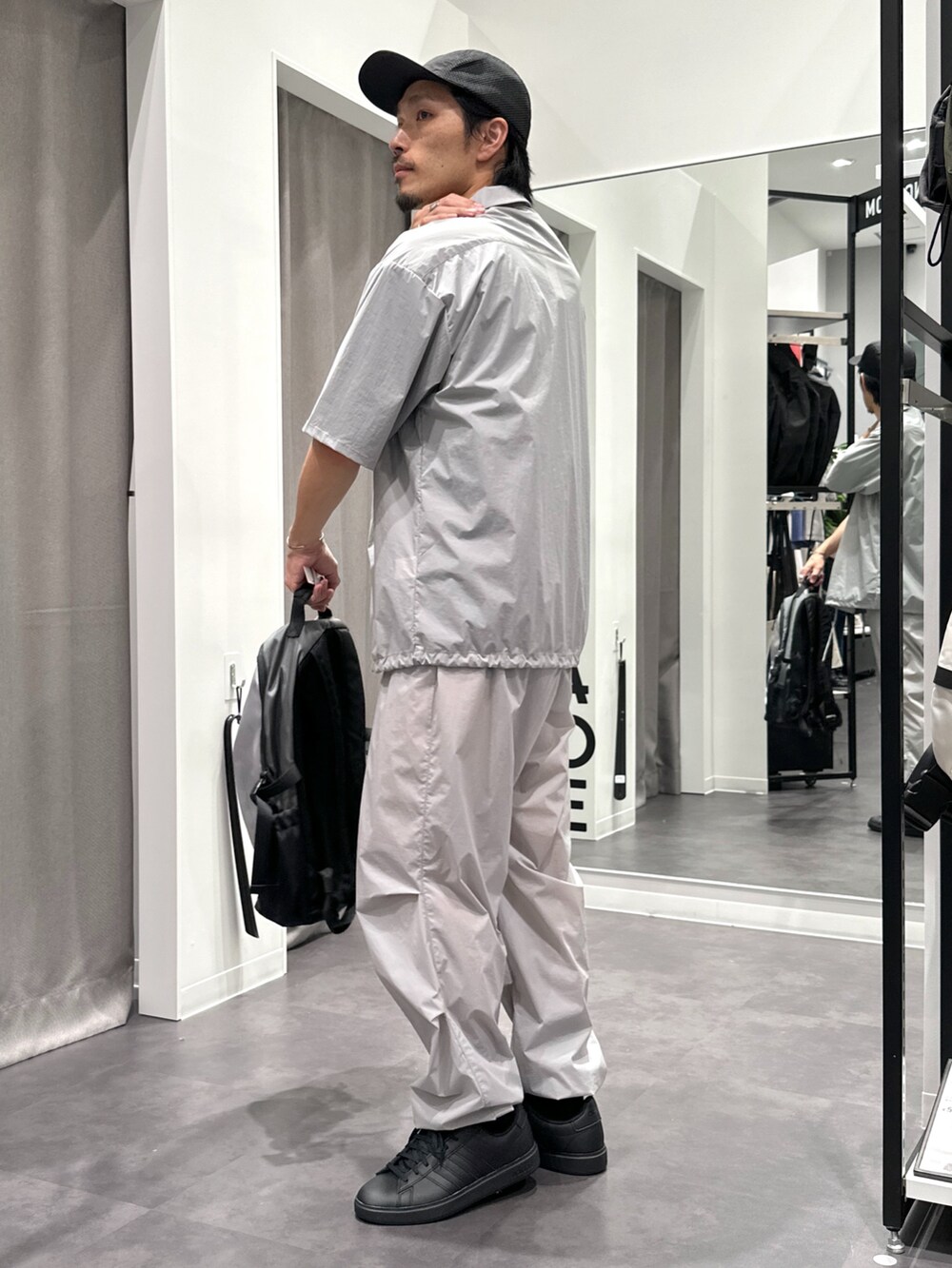 グレー系のシャツ/ブラウス、グレー系のその他パンツ、グレー系のバックパック/リュックを着用したメンズの夏コーディネートの2枚目の写真