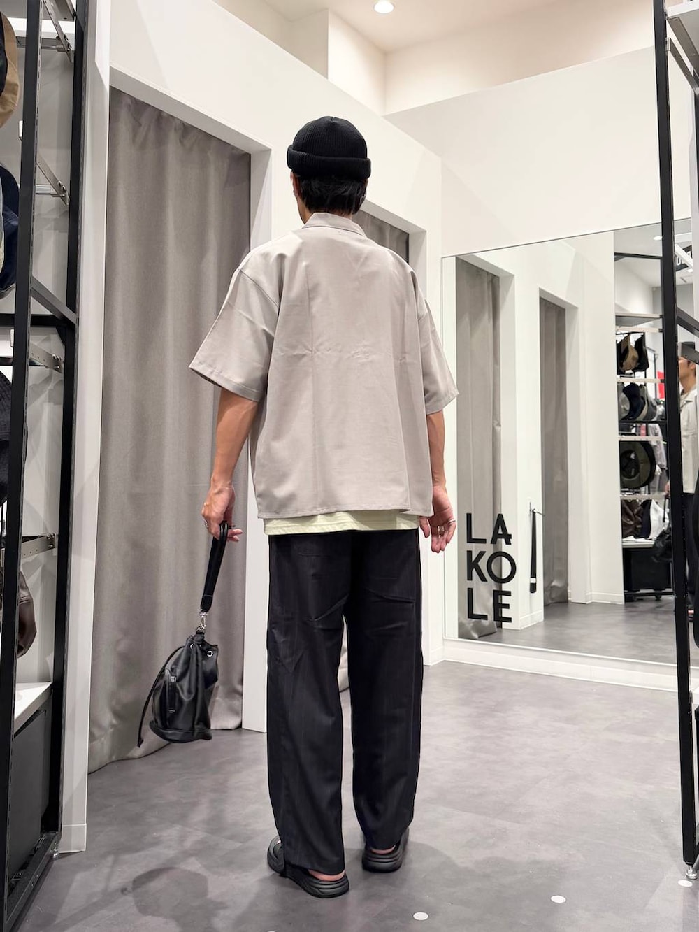 グリーン系のTシャツ/カットソー、ブラック系のサンダル、グレー系のシャツ/ブラウスを着用したメンズの夏コーディネートの3枚目の写真