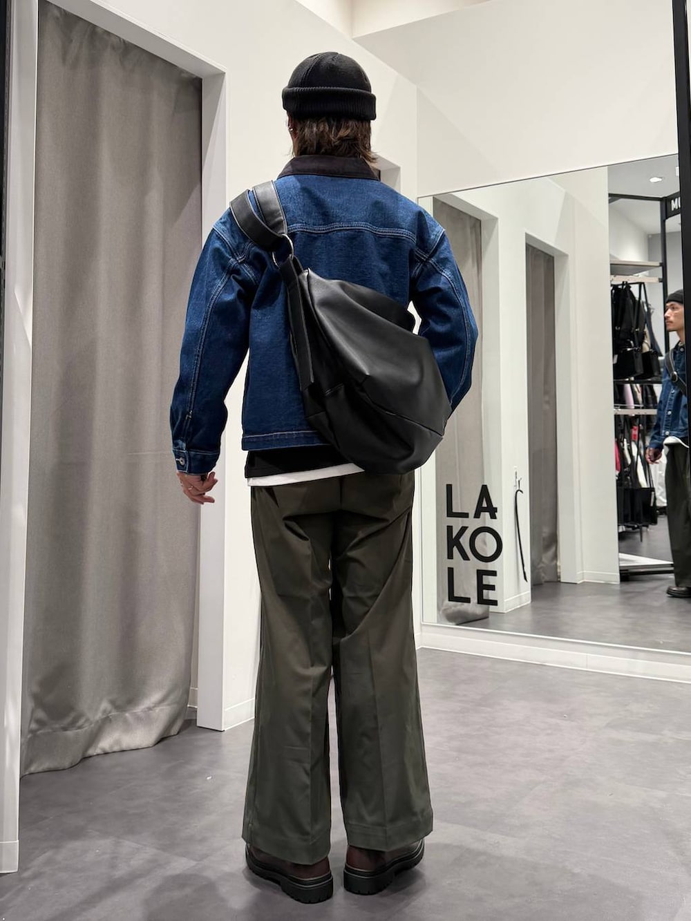 ブラウン系のローファー、ブラック系のショルダーバッグ、ブラック系のTシャツ/カットソーを着用したメンズの春コーディネートの4枚目の写真