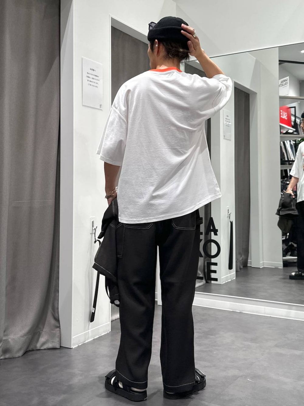 グリーン系のショルダーバッグ、ブラック系のサンダル、ブラック系のその他パンツを着用したメンズの夏コーディネートの5枚目の写真