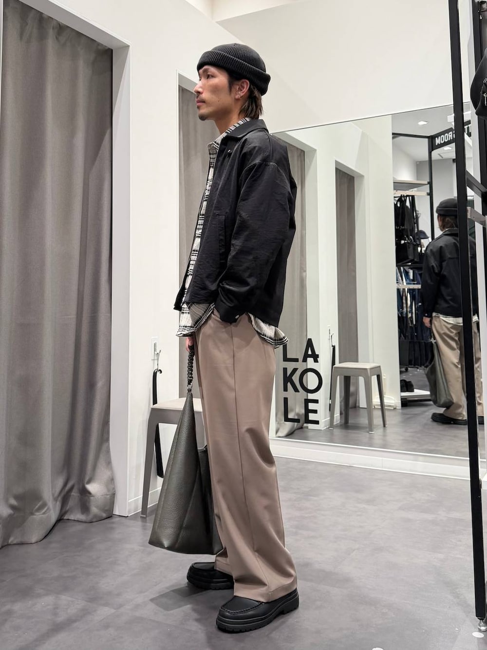 ブラック系のローファー、グレー系のトートバッグ、ホワイト系のTシャツ/カットソーを着用したメンズの春コーディネートの2枚目の写真