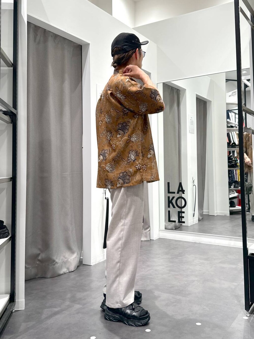 ブラック系のサンダル、ホワイト系のその他パンツ、グリーン系のショルダーバッグを着用したメンズの春コーディネートの5枚目の写真