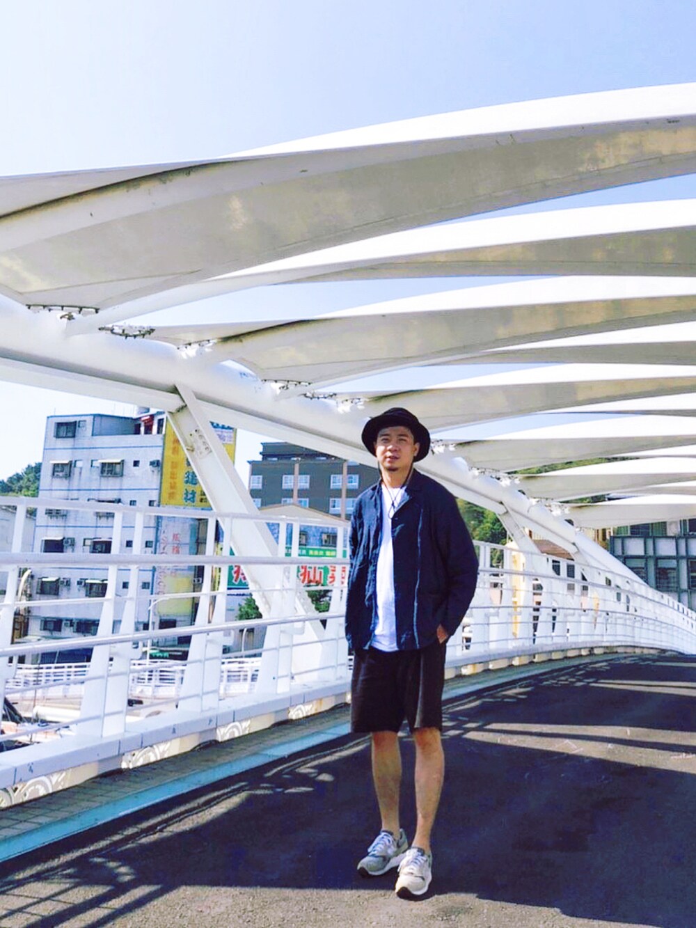 「ootd、outfit、outdoor、streetstyle、street、kaohsiung」｜「NEW BALANCEのアイテム（スニーカー、グレー系）」を使った、Kaws  Chenさん（メンズ・174cm）の冬コーディネートの2枚目の写真