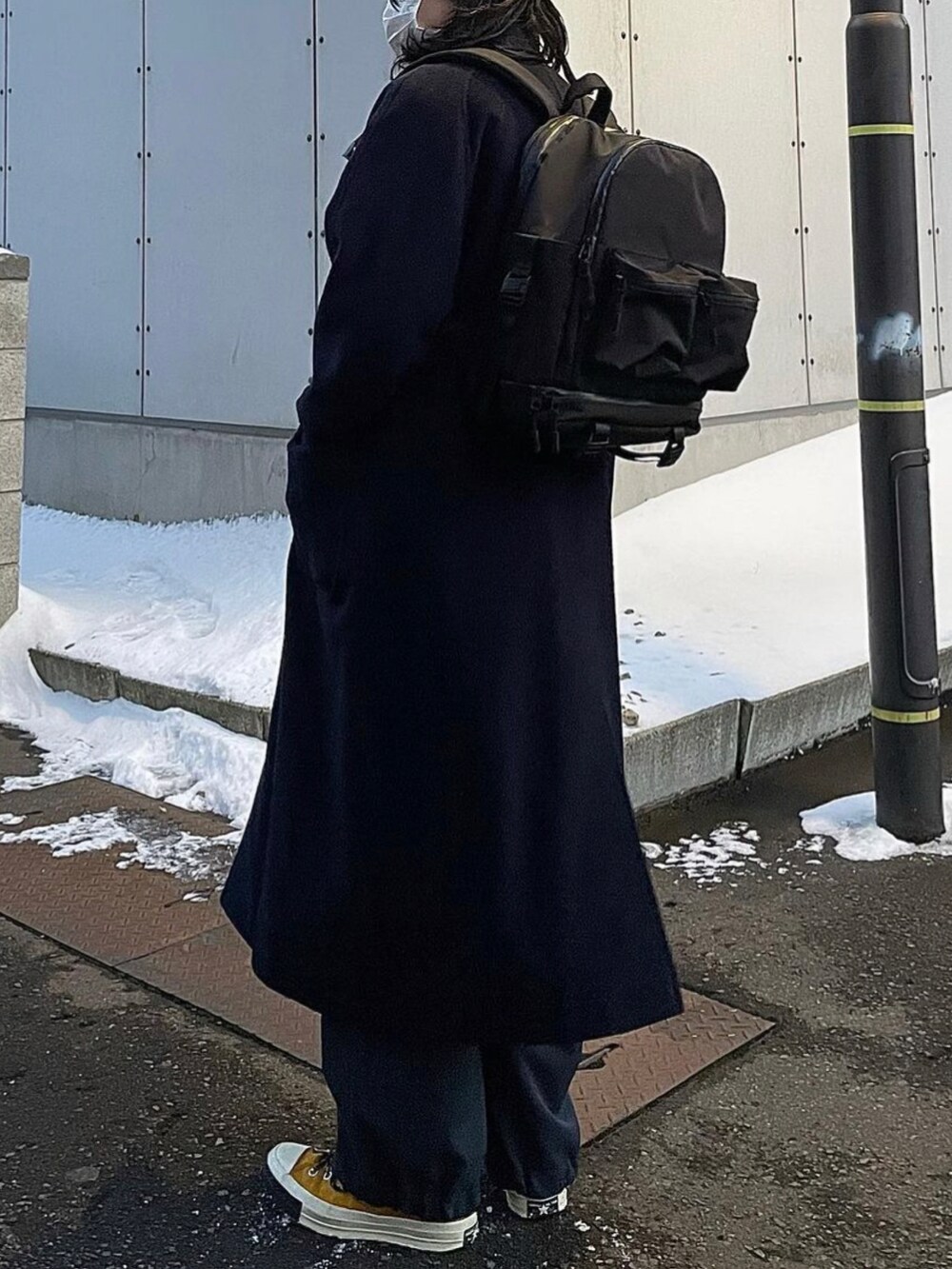 「キレイめ、休日スタイル、スラックス、スニーカーコーデ、ロングコート、コンバース、休日コーデ、きれいめカジュアル、シンプルコーデ、冬コーデ、差し色、差し色(黄色)、リュック、ネイビー、ストレートパンツ」｜「CELLAR DOORのアイテム（スラックス、ブルー系）」を使った、服男さん（メンズ・175cm）の冬コーディネートの2枚目の写真