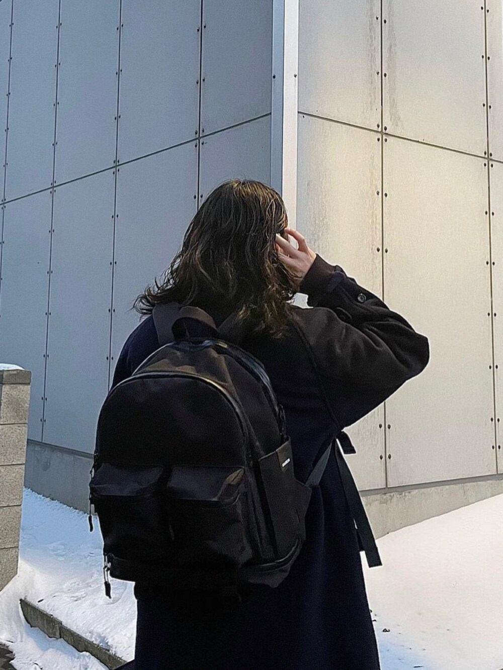 「キレイめ、休日スタイル、スラックス、スニーカーコーデ、ロングコート、コンバース、休日コーデ、きれいめカジュアル、シンプルコーデ、冬コーデ、差し色、差し色(黄色)、リュック、ネイビー、ストレートパンツ」｜「CELLAR DOORのアイテム（スラックス、ブルー系）」を使った、服男さん（メンズ・175cm）の冬コーディネートの3枚目の写真