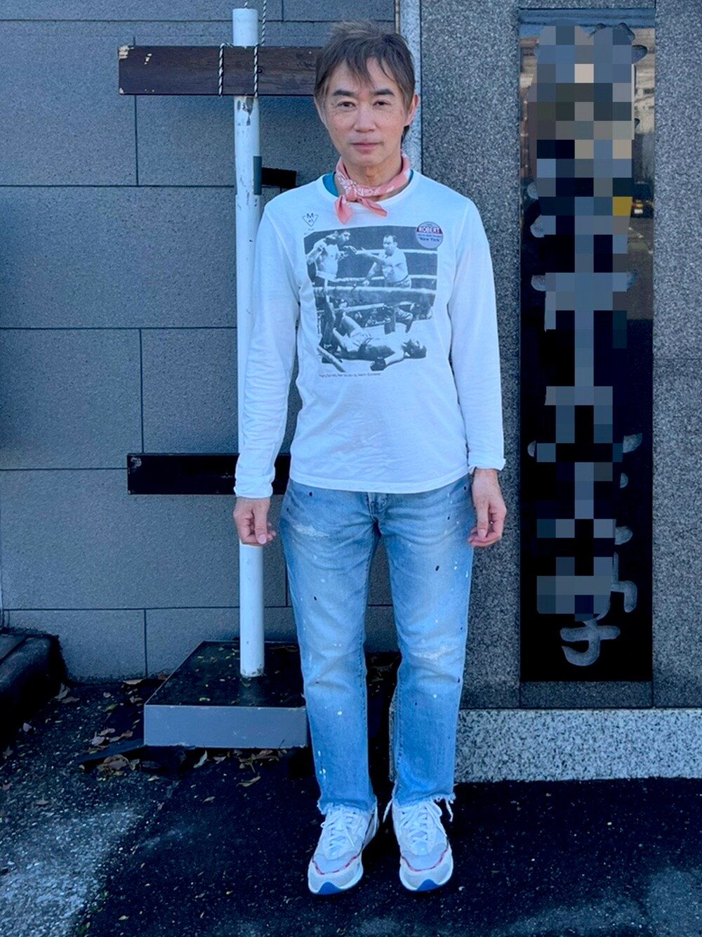 ホワイト系のスニーカー、ホワイト系のTシャツ/カットソー、ブルー系のデニムパンツを着用したメンズの春コーディネートの2枚目の写真