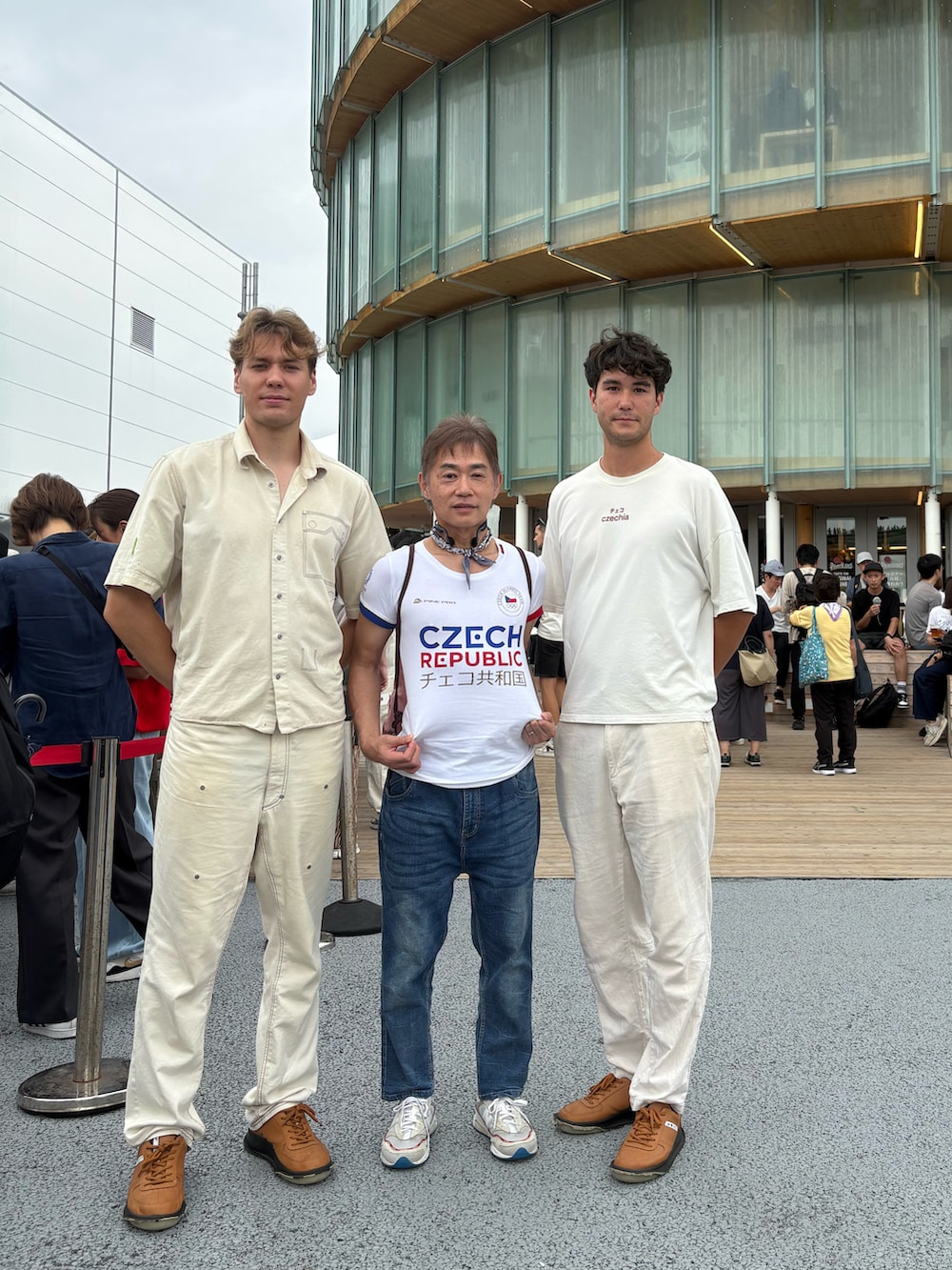 ホワイト系のスニーカー、ホワイト系のTシャツ/カットソー、ブルー系のデニムパンツを着用したメンズの秋コーディネートの2枚目の写真