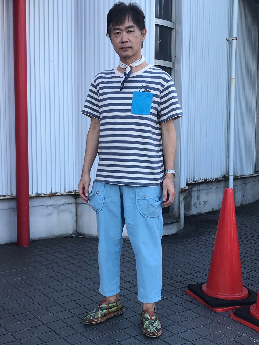 グレー系のTシャツ/カットソー、ブルー系のその他パンツ、グレー系のスニーカーを着用したメンズの夏コーディネートの3枚目の写真