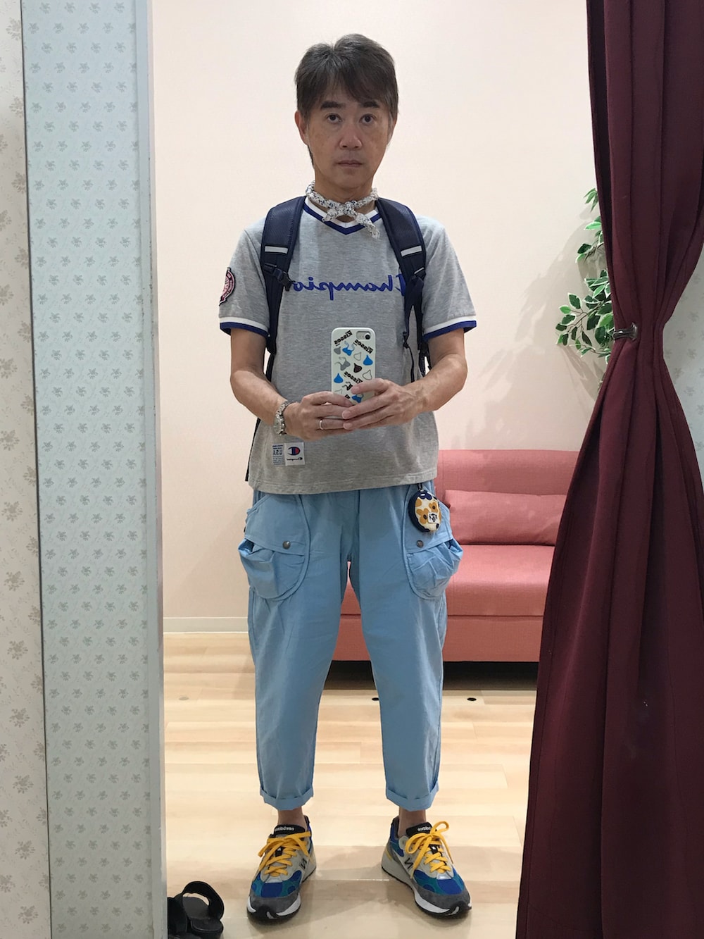 グレー系のTシャツ/カットソー、ブルー系のその他パンツ、グレー系のスニーカーを着用したメンズの夏コーディネートの2枚目の写真