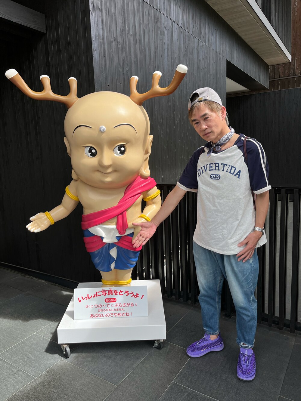 パープル系のサンダル、ホワイト系のTシャツ/カットソー、ピンク系のバックパック/リュックを着用したメンズの秋コーディネートの2枚目の写真