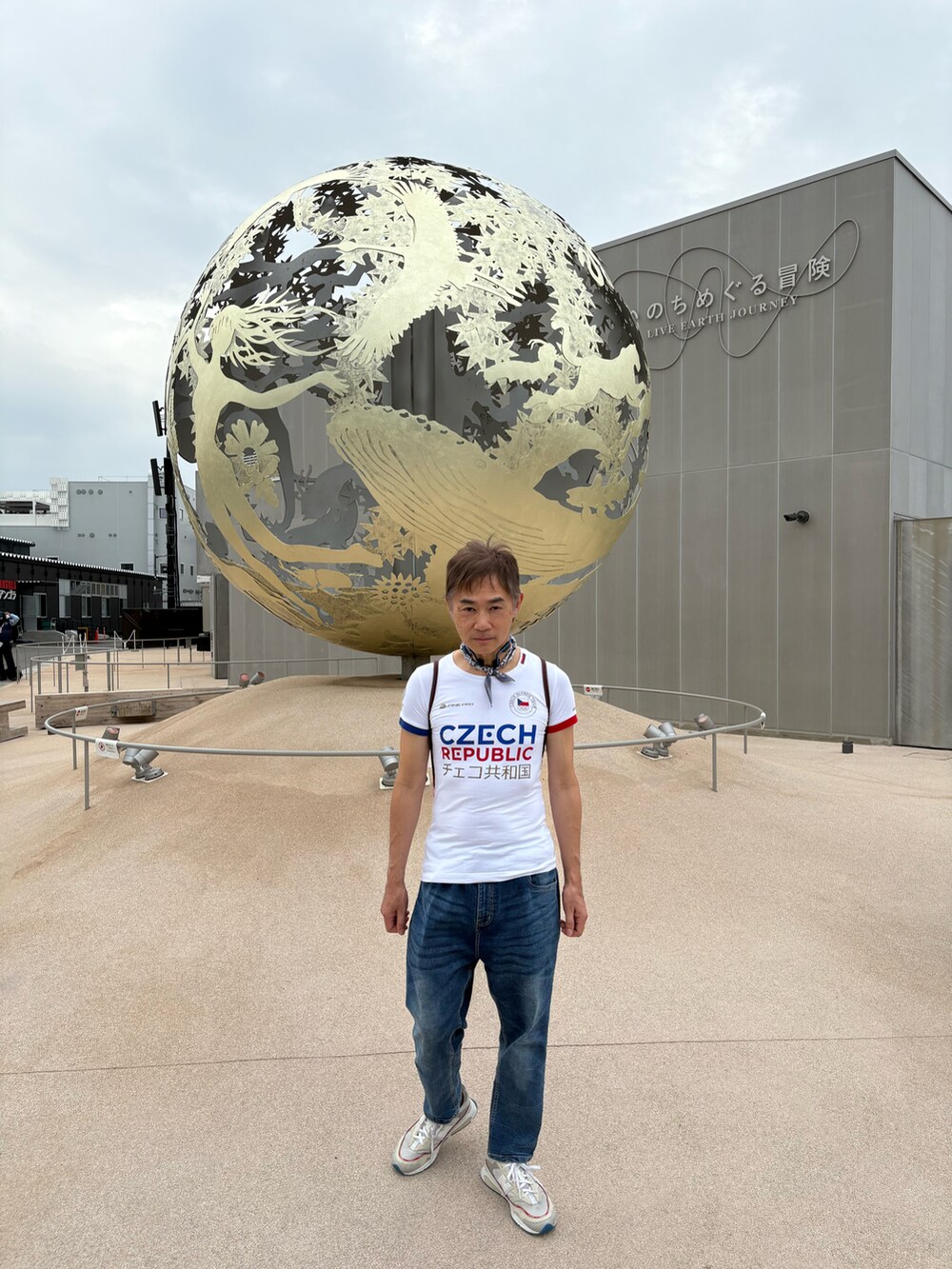 ホワイト系のスニーカー、ホワイト系のTシャツ/カットソー、ブルー系のデニムパンツを着用したメンズの秋コーディネートの4枚目の写真