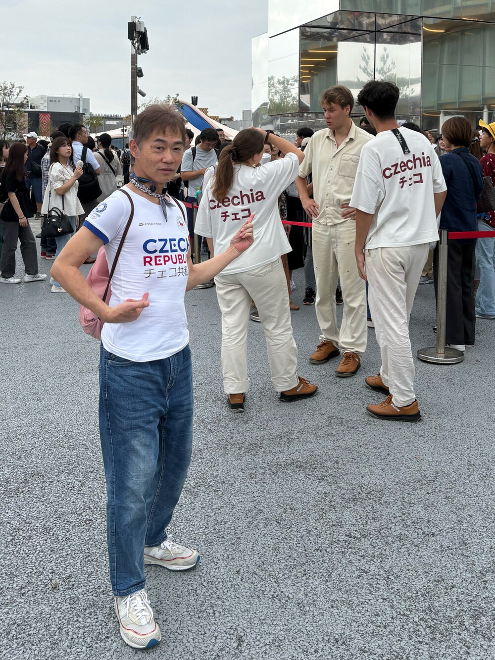 ホワイト系のスニーカー、ホワイト系のTシャツ/カットソー、ブルー系のデニムパンツを着用したメンズの秋コーディネートの3枚目の写真