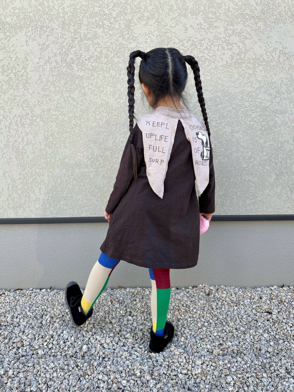 グレー系のワンピース、ブラック系のブーツ、ブルー系のタイツ/ストッキングを着用したキッズの冬コーディネートの2枚目の写真