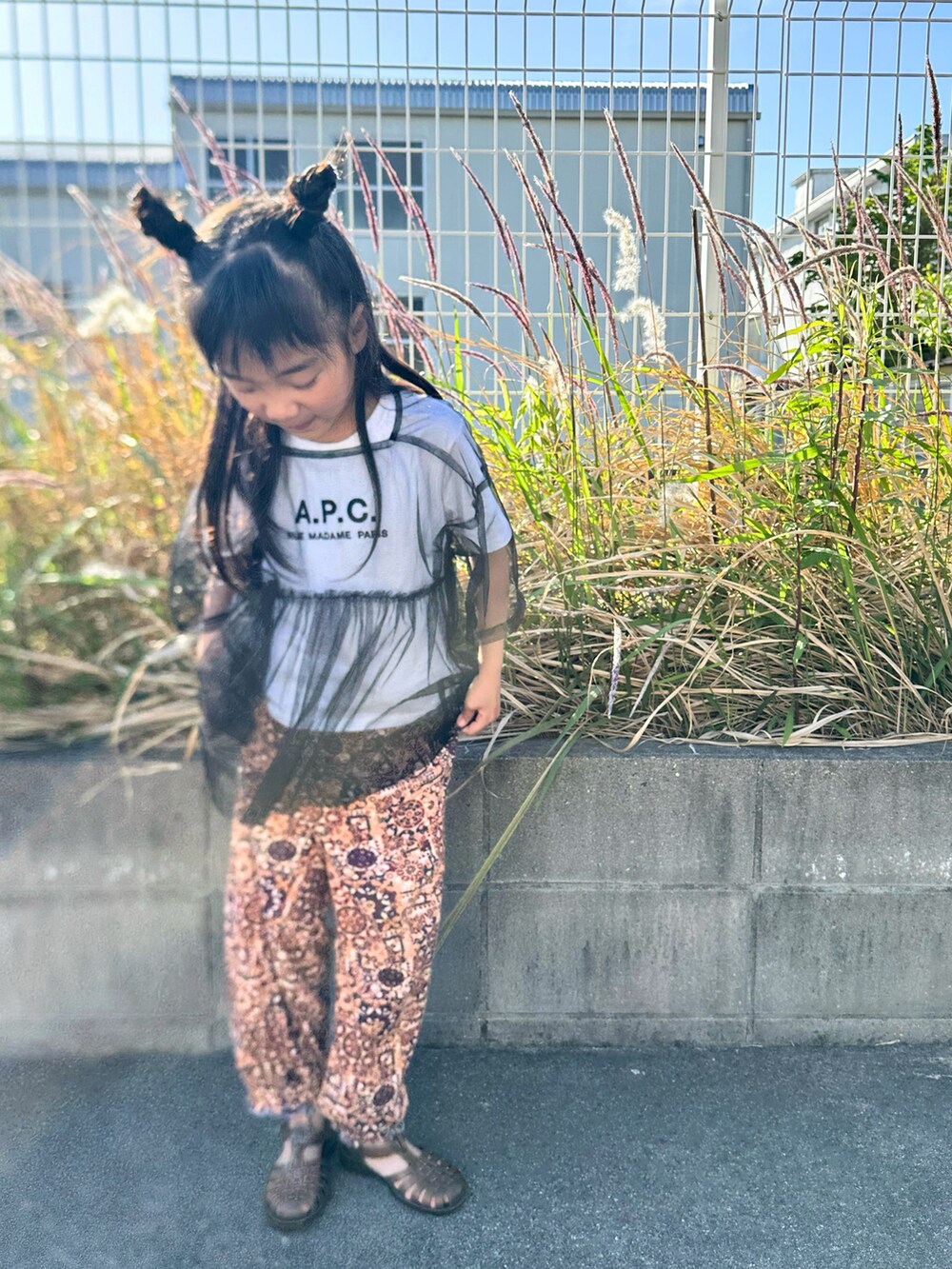 ブラック系のシャツ/ブラウス、ホワイト系のTシャツ/カットソー、その他のパンツを着用したキッズの春コーディネートの3枚目の写真
