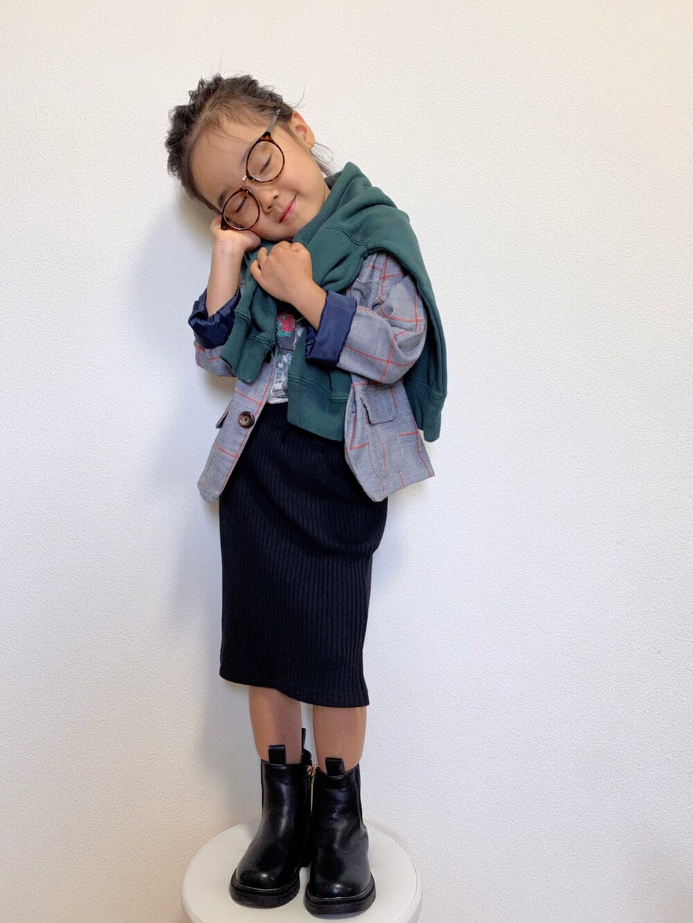 「チェック、スウェット、タイトスカート、ジャケット、ブーツ、めがね、韓国子供服、フォトT」｜「Ocean&Groundのカレッジロゴビッグスウェット（80～140cm）（スウェット、グリーン系）」を使った、ニコとコハさん（キッズ・100cm）の秋コーディネートの5枚目の写真