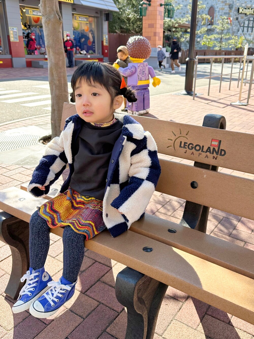 ブルー系のジャケット/アウター、ブラック系のスウェット、その他のTシャツ/カットソーを着用したキッズの冬コーディネートの2枚目の写真