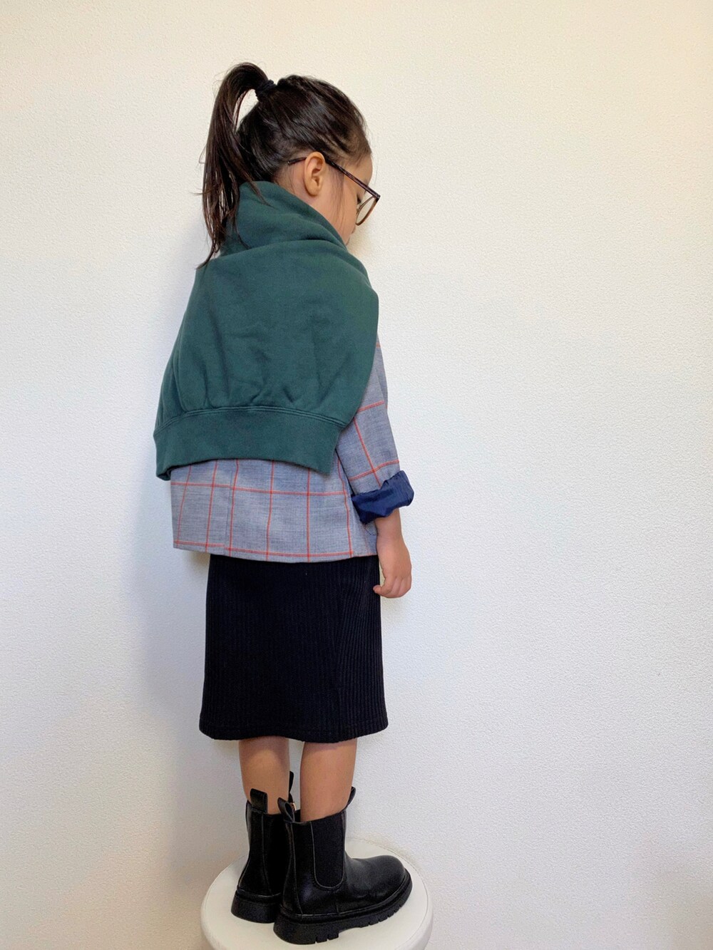 「チェック、スウェット、タイトスカート、ジャケット、ブーツ、めがね、韓国子供服、フォトT」｜「Ocean&Groundのカレッジロゴビッグスウェット（80～140cm）（スウェット、グリーン系）」を使った、ニコとコハさん（キッズ・100cm）の秋コーディネートの3枚目の写真