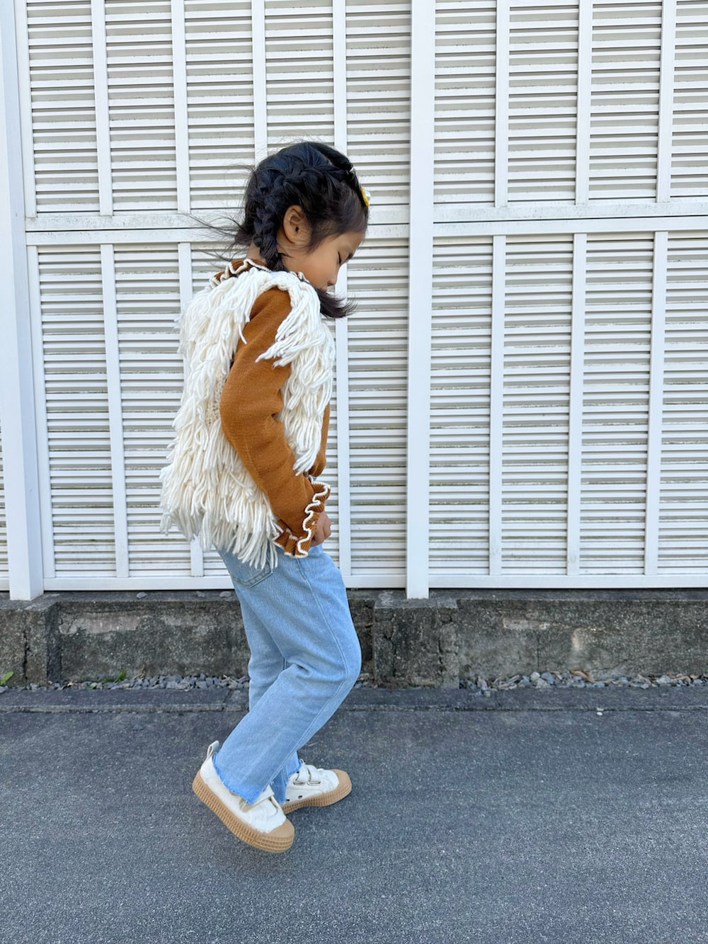 「ファッションを楽しもう、ベスト、ニット、フリンジ、デニム、デニムパンツ、スニーカー、白スニーカー」｜「home&linenのアイテム（ヘアピン、イエロー系）」を使った、ニコとコハさん（キッズ・110cm）の冬コーディネートの2枚目の写真