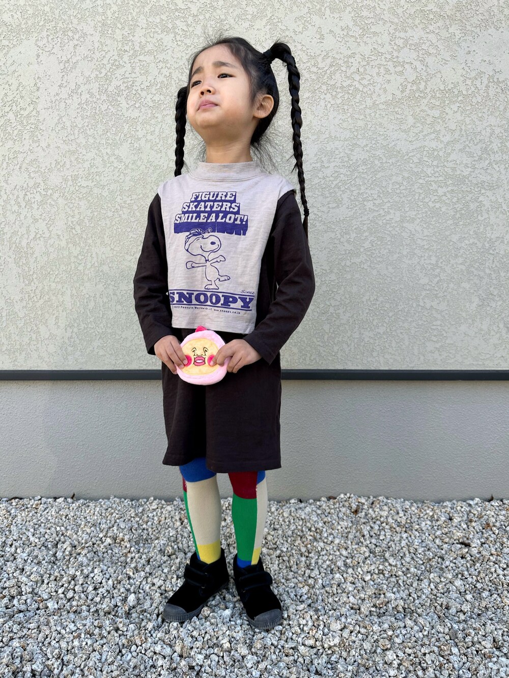 グレー系のワンピース、ブラック系のブーツ、ブルー系のタイツ/ストッキングを着用したキッズの冬コーディネートの3枚目の写真