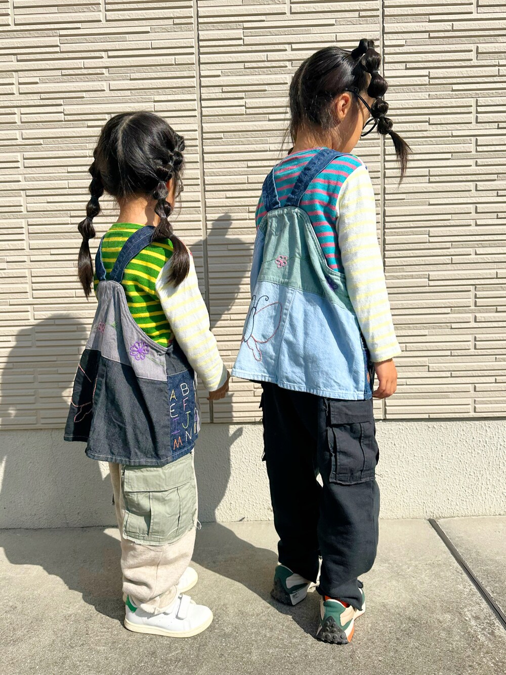 ブルー系のベスト、その他のTシャツ/カットソー、グレー系のスウェットパンツを着用したキッズの秋コーディネートの3枚目の写真