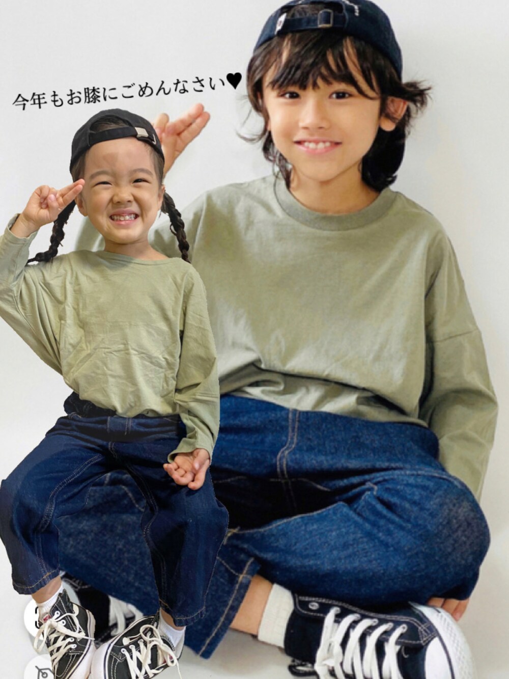 グリーン系のTシャツ/カットソー、ブルー系のデニムパンツ、ブラック系のスニーカーを着用したキッズの秋コーディネートの3枚目の写真