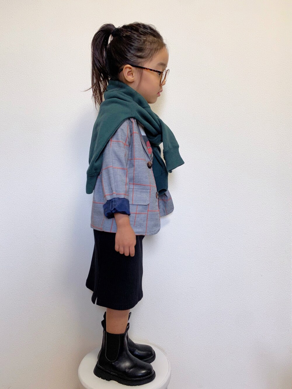 「チェック、スウェット、タイトスカート、ジャケット、ブーツ、めがね、韓国子供服、フォトT」｜「Ocean&Groundのカレッジロゴビッグスウェット（80～140cm）（スウェット、グリーン系）」を使った、ニコとコハさん（キッズ・100cm）の秋コーディネートの2枚目の写真