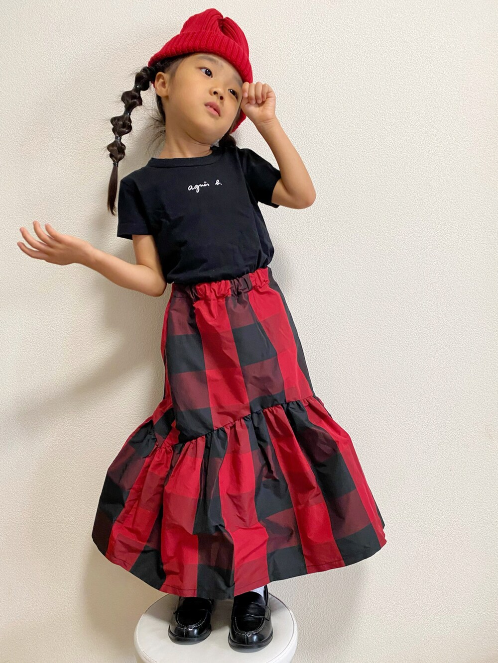 ブラウン系のスタジャン、ブラック系のTシャツ/カットソー、レッド系のスカートを着用したキッズの秋コーディネートの4枚目の写真