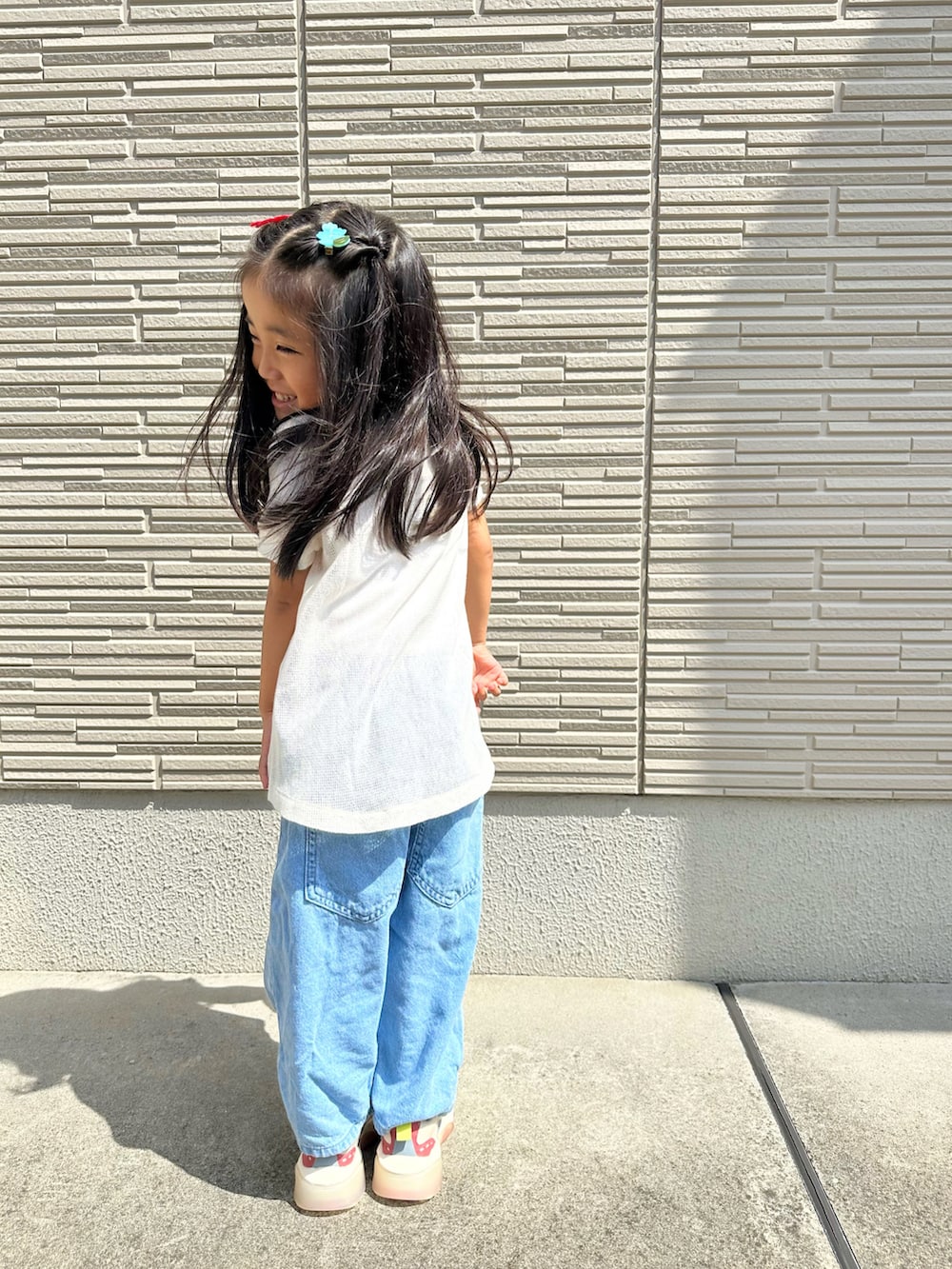 ホワイト系のTシャツ/カットソー、ホワイト系のTシャツ/カットソー、ブルー系のデニムパンツを着用したキッズの秋コーディネートの3枚目の写真