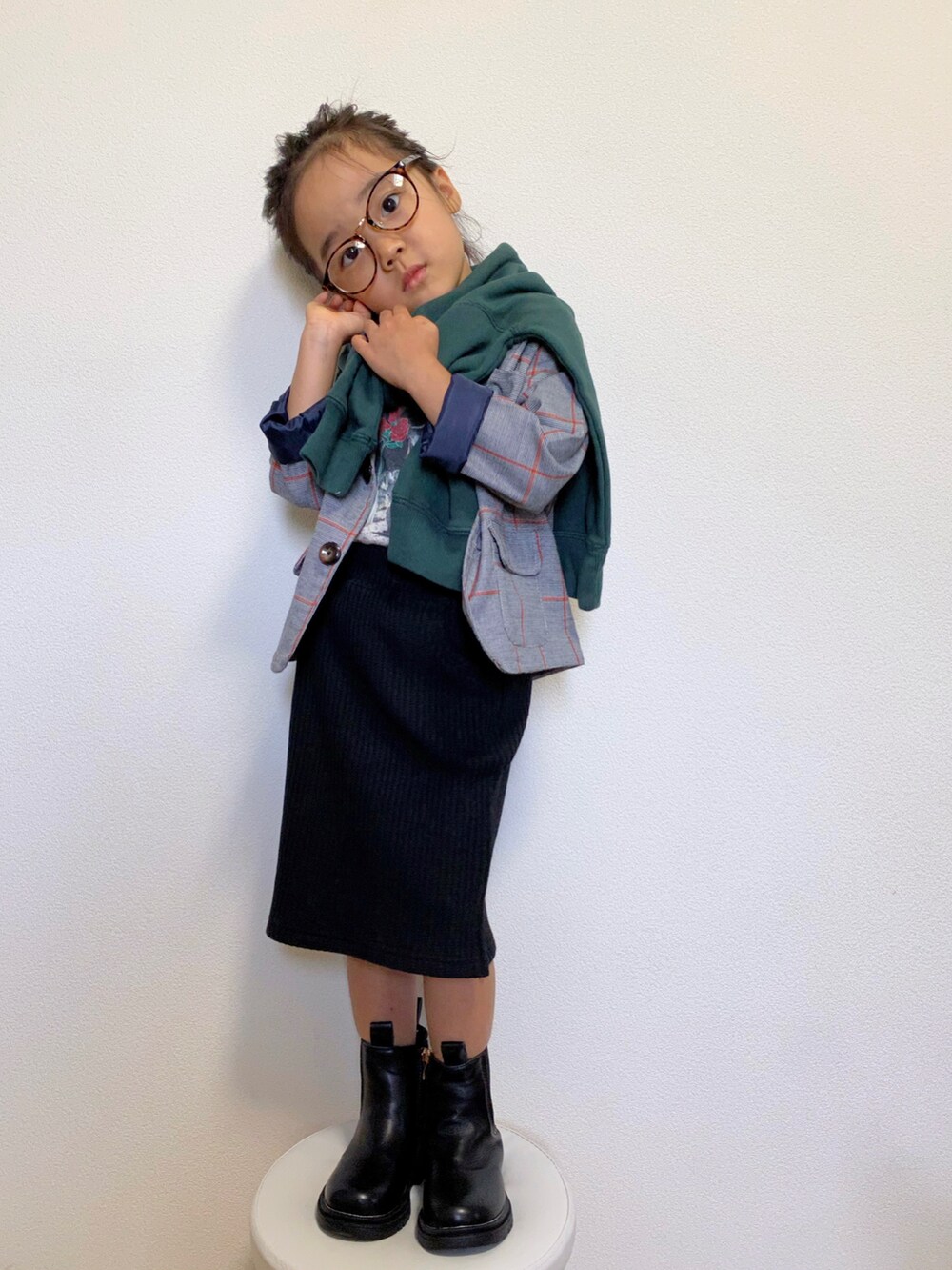「チェック、スウェット、タイトスカート、ジャケット、ブーツ、めがね、韓国子供服、フォトT」｜「Ocean&Groundのカレッジロゴビッグスウェット（80～140cm）（スウェット、グリーン系）」を使った、ニコとコハさん（キッズ・100cm）の秋コーディネートの4枚目の写真