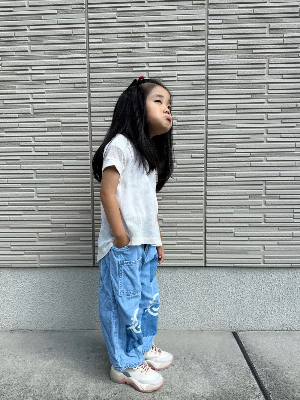ホワイト系のTシャツ/カットソー、ホワイト系のTシャツ/カットソー、ブルー系のデニムパンツを着用したキッズの秋コーディネートの5枚目の写真