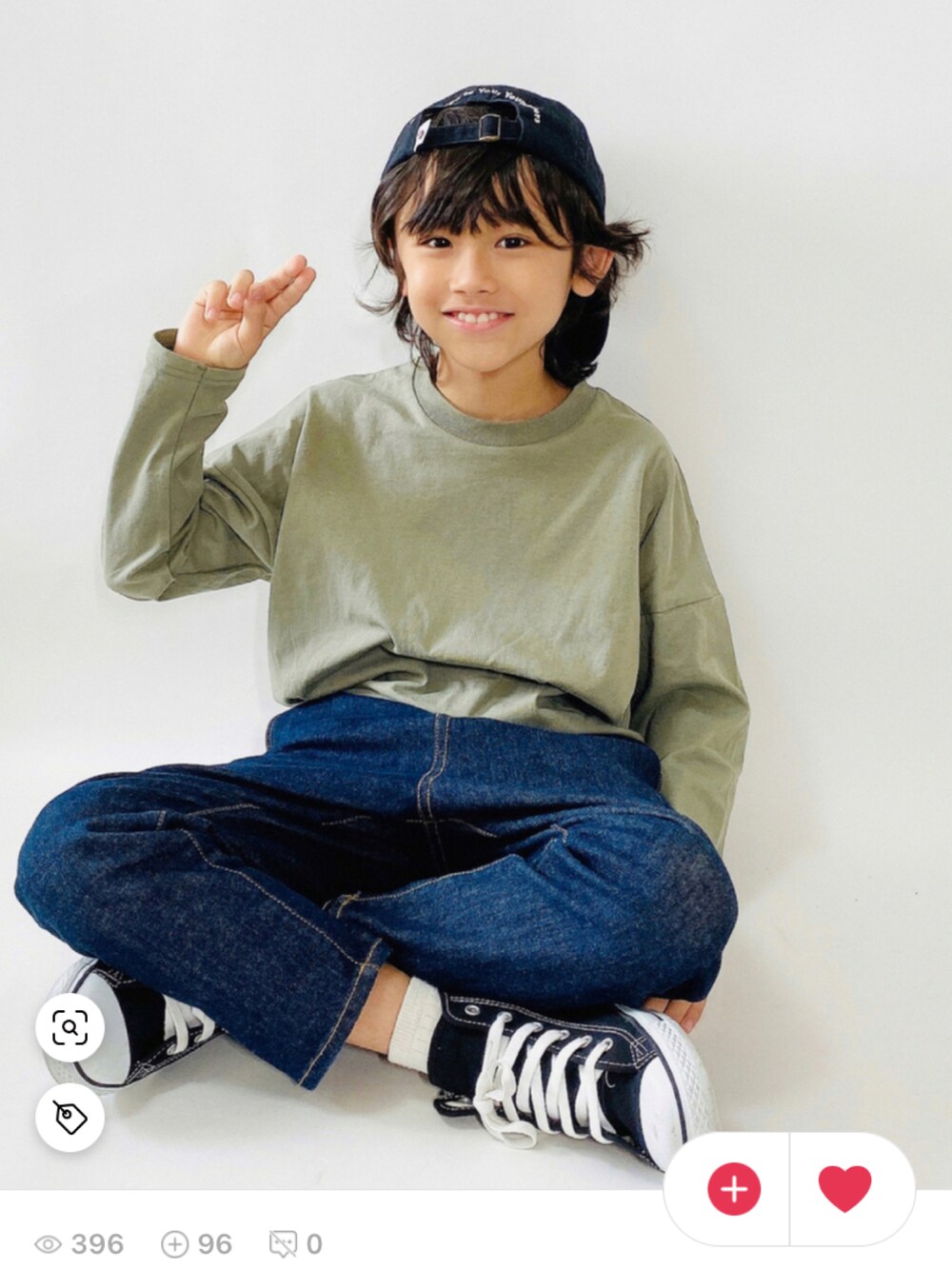 グリーン系のTシャツ/カットソー、ブルー系のデニムパンツ、ブラック系のスニーカーを着用したキッズの秋コーディネートの2枚目の写真
