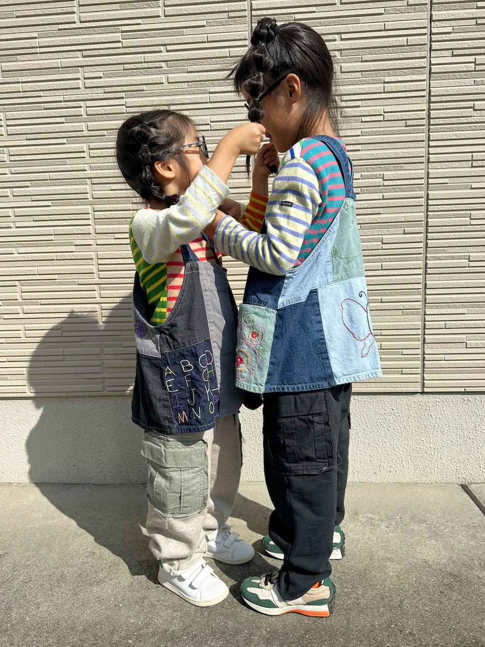 ブルー系のベスト、その他のTシャツ/カットソー、グレー系のスウェットパンツを着用したキッズの秋コーディネートの5枚目の写真