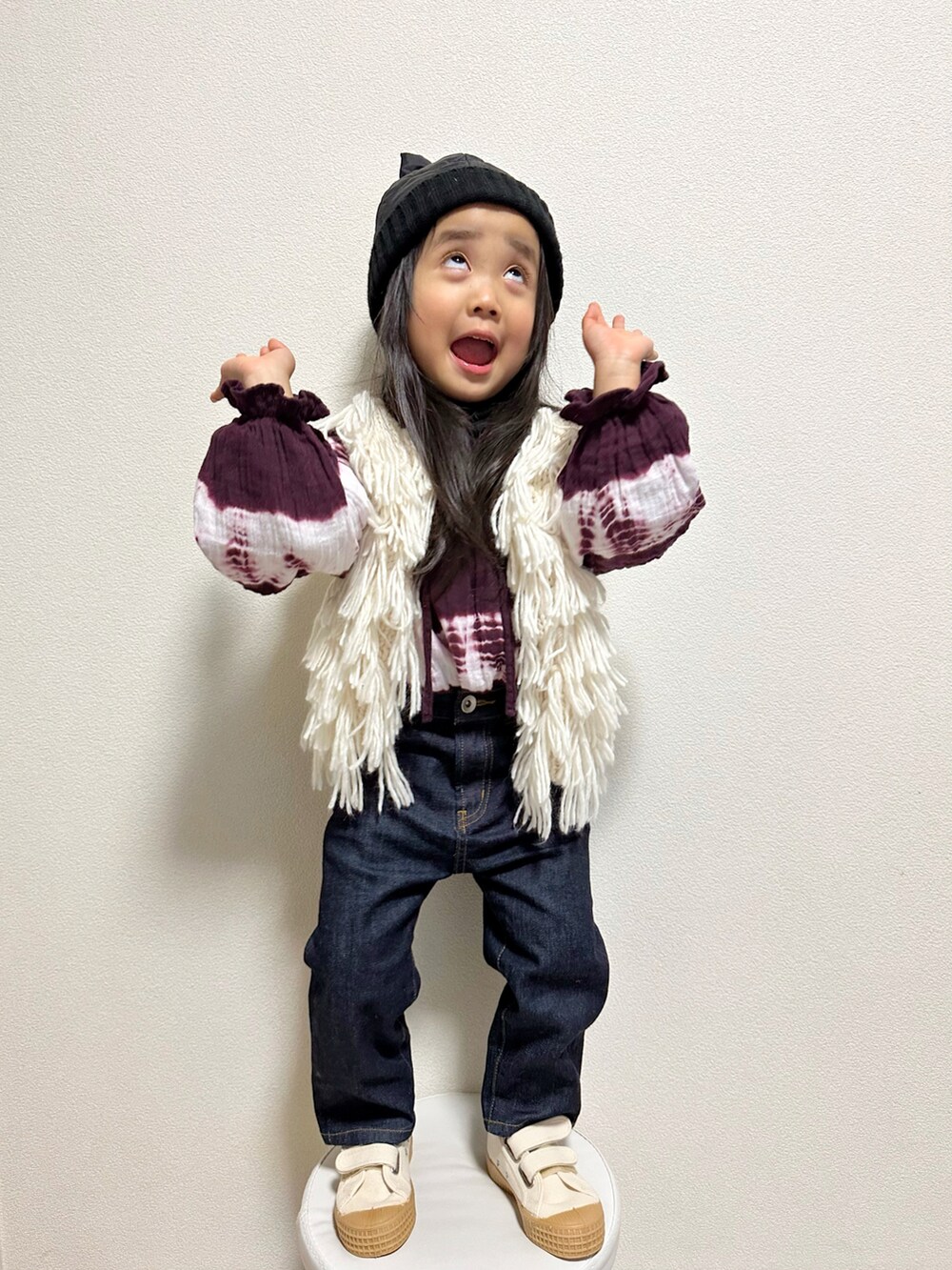 ホワイト系のその他アウター、レッド系のシャツ/ブラウス、ブルー系のデニムパンツを着用したキッズの冬コーディネートの4枚目の写真