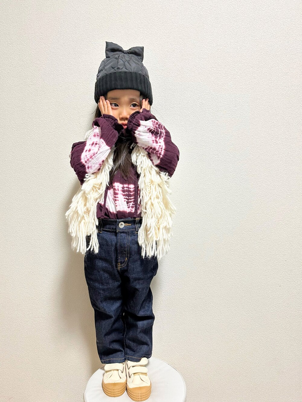 ホワイト系のその他アウター、レッド系のシャツ/ブラウス、ブルー系のデニムパンツを着用したキッズの冬コーディネートの2枚目の写真