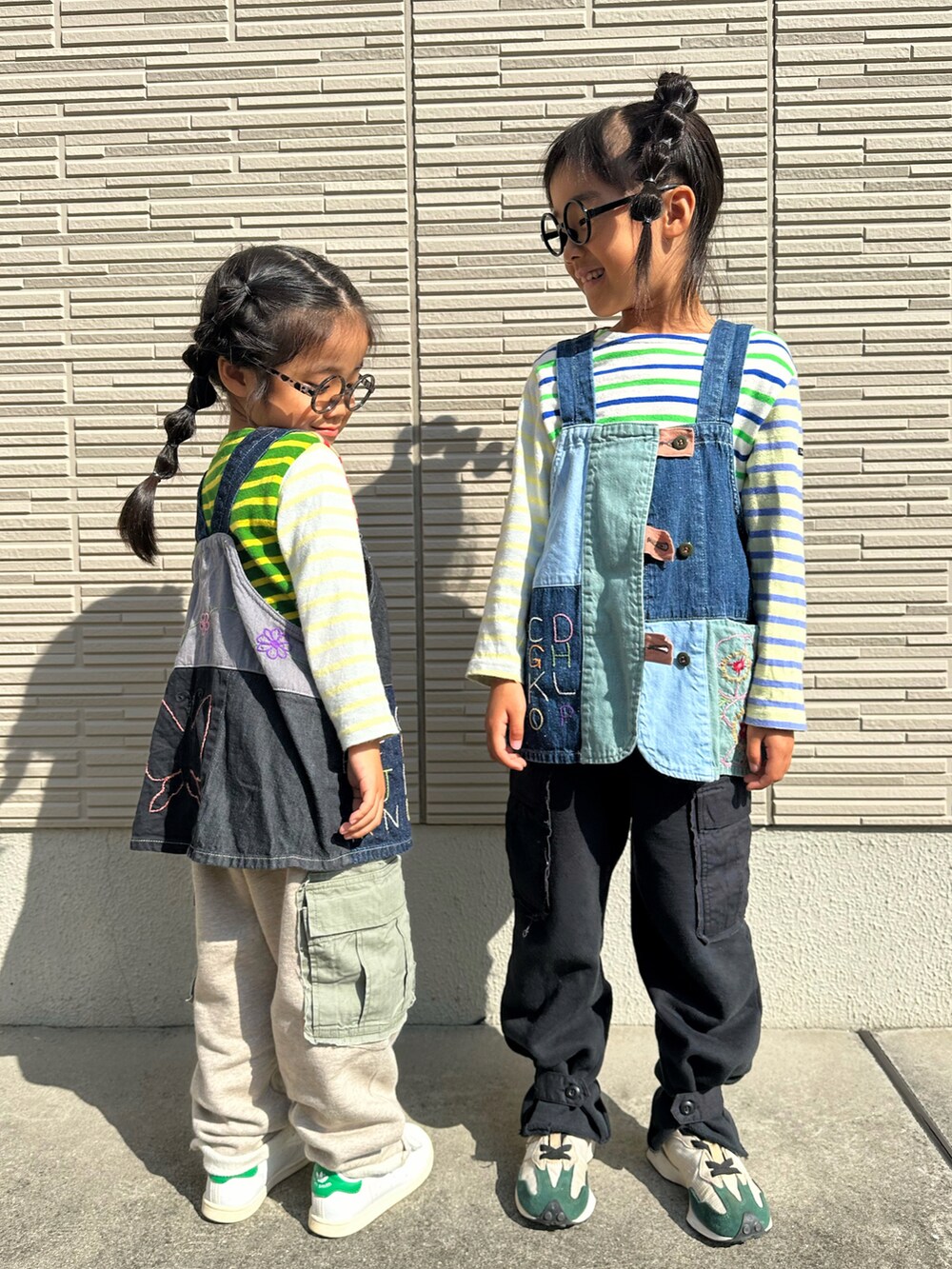 ブルー系のベスト、その他のTシャツ/カットソー、グレー系のスウェットパンツを着用したキッズの秋コーディネートの4枚目の写真