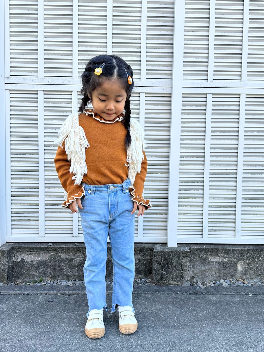 「ファッションを楽しもう、ベスト、ニット、フリンジ、デニム、デニムパンツ、スニーカー、白スニーカー」｜「home&linenのアイテム（ヘアピン、イエロー系）」を使った、ニコとコハさん（キッズ・110cm）の冬コーディネートの3枚目の写真