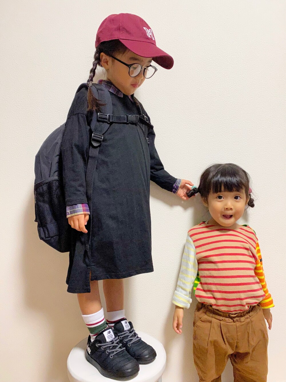 「チェック、ワンピース、チェックシャツ、リュック、キャップ、New Balance、めがね、レイヤードスタイル、スリッポン、THE NORTH FACE、古着MIX、ラインソックス、黒リュック、markey's、あずきいろまつり2021」|「Deuxieme ClasseのModern Garconne CAP(キャップ、レッド系)」を使った、ニコとコハさん(キッズ・100cm)の秋コーディネートの4枚目の写真