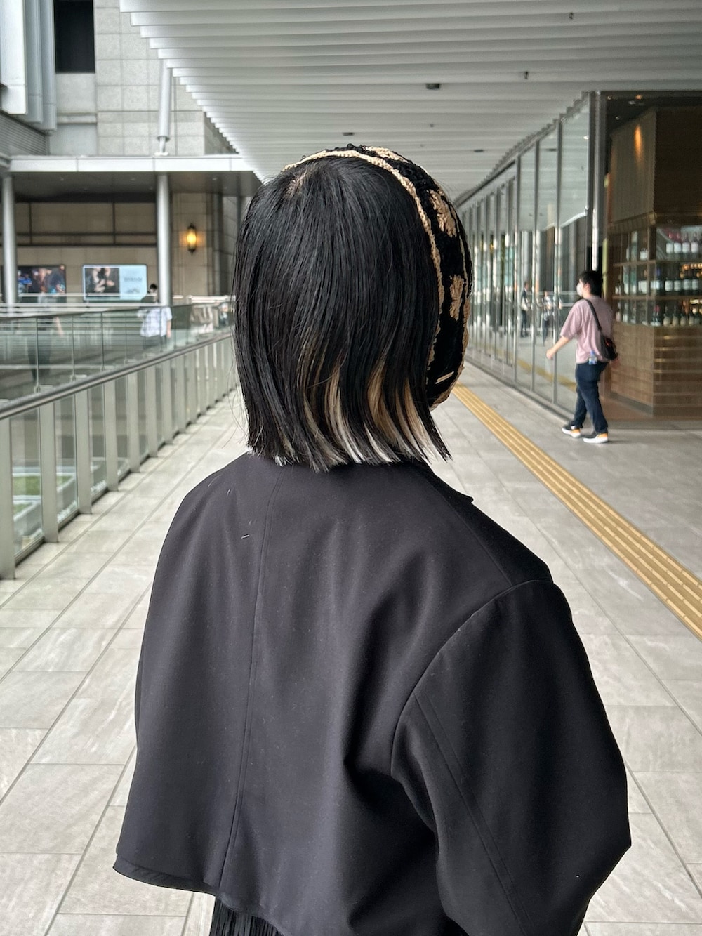 ブラック系のジャケット/アウター、ブラック系のヘアバンドを着用したレディースの夏コーディネートの3枚目の写真